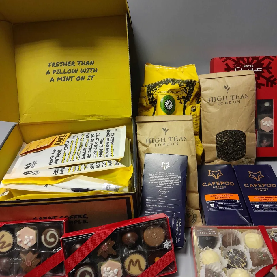 APPROXIMATELY 10 ASSORTED FOOD & DRINK ITEMS TO INCLUDE RAVE SIGNATURE BLEND, HOTEL CHOCOLAT CLASSIC CHRISTMAS BOX, CAFEPOD COFFEE SUPERCHARGER ESPRESSO, ETC
