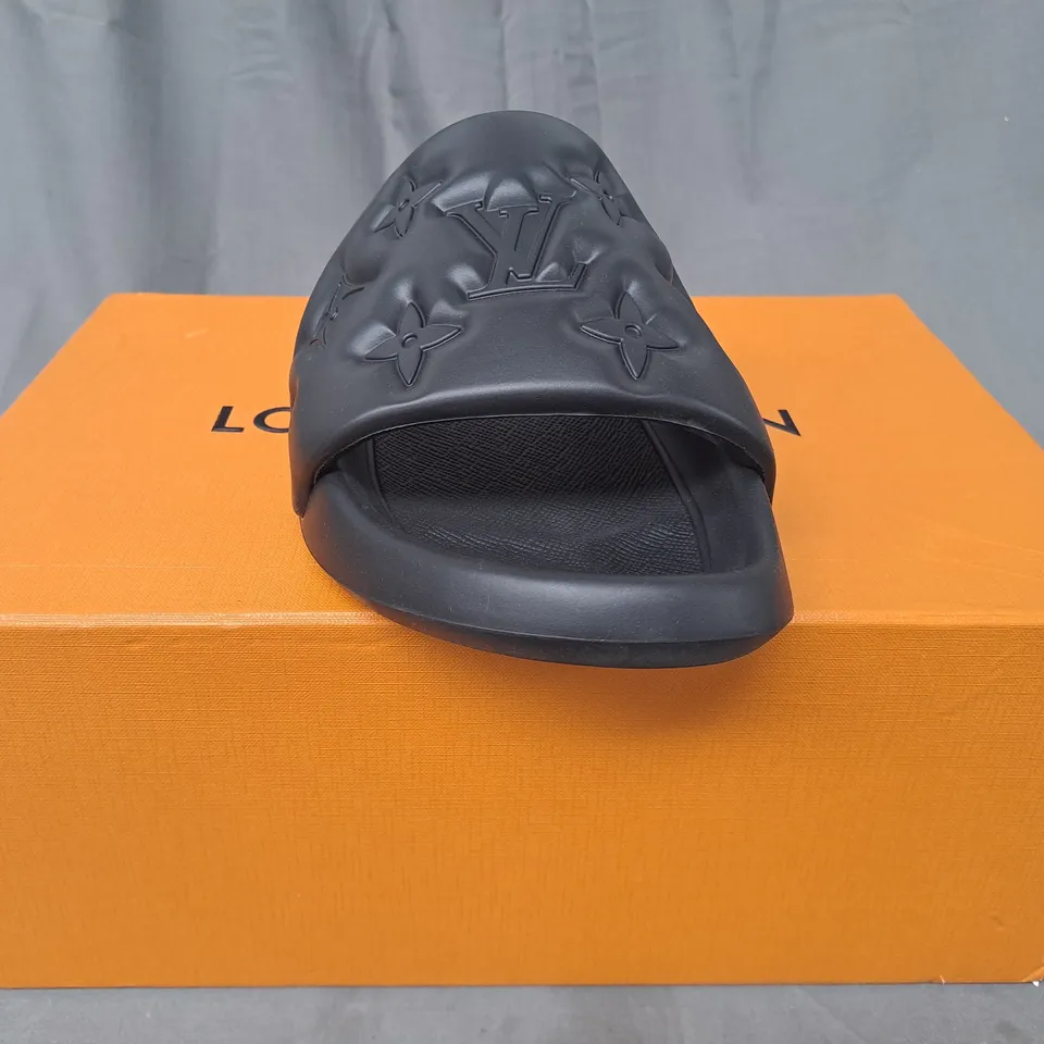 BOXED PAIR OF LOUIS VUITTON SLIDERS IN BLACK UK SIZE 10