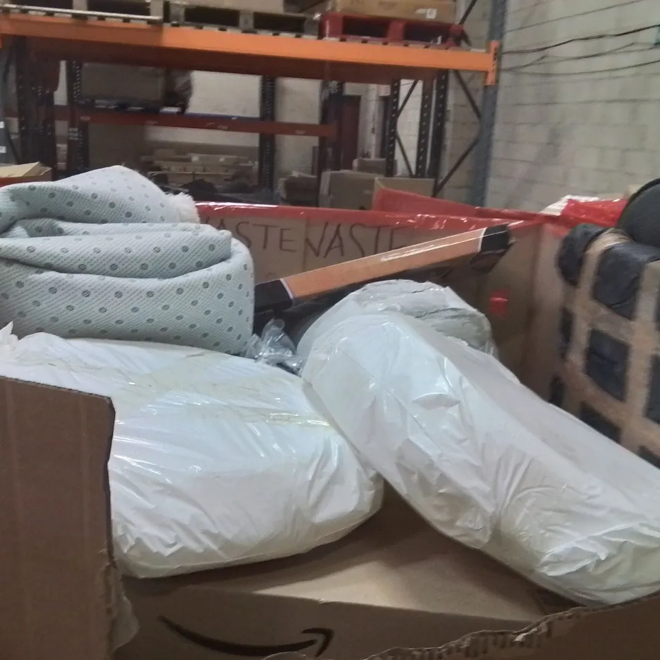 PALLET OF ASSORTED HOUSEHOLD GOODS AND PRODUCTS TO INCLUDE;PET CARRIER,CHAIR MAT,CAT LITTER TRAY 