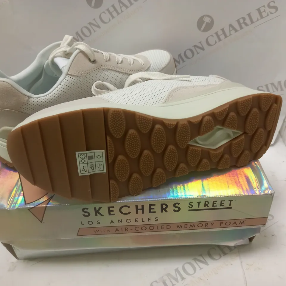 BOXED SKETCHERS STREET LOS ANGELES - SIZE 5