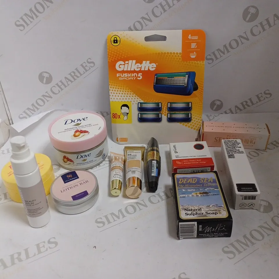 BOX OF APPROXIMATELY 20 ASSORTED HEALTH AND BEAUTY PRODUCTS TO INCLUDE DOVE BODY SCRUB, GILLETTE FUSION SPORT RAZORS, SKIN SOLACE LOTION BAR ETC 