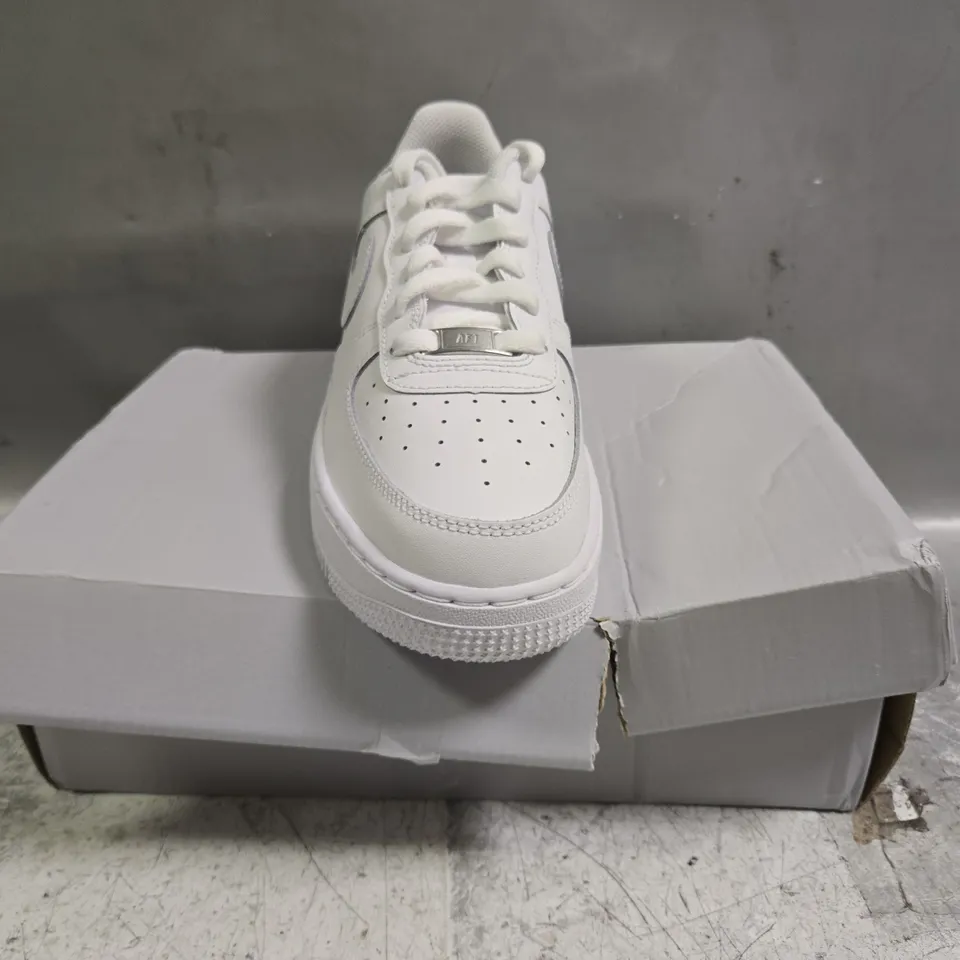 BOXED PAIR OF NIKE AIR FORCE 1 SHOES IN WHITE SIZE UK 5.5