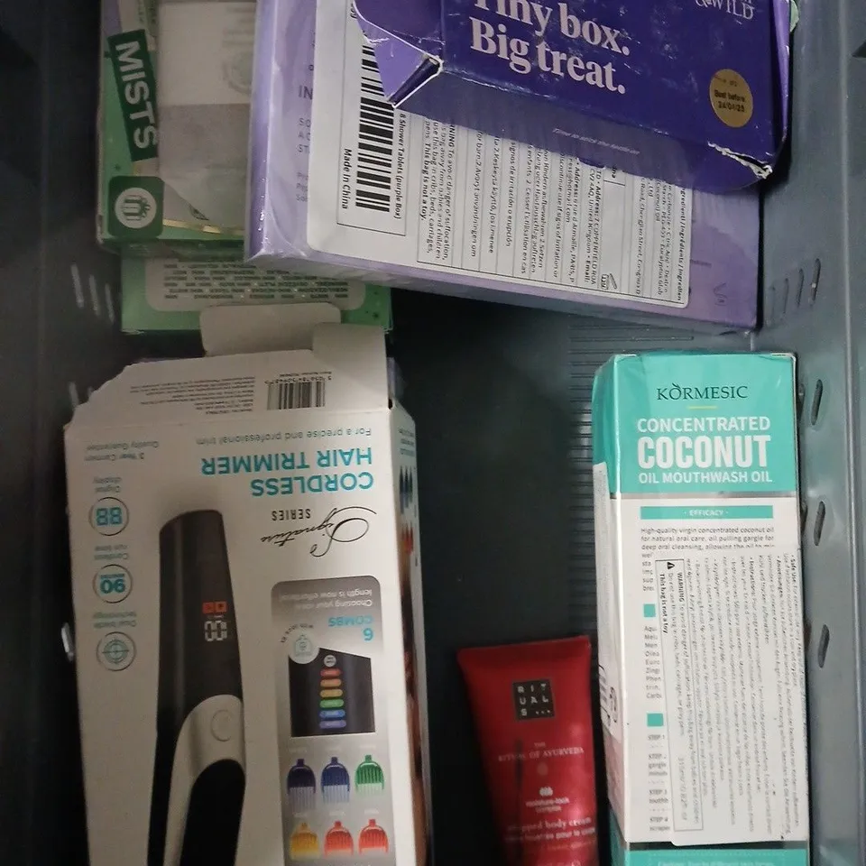 APPROXIMATELY 15 ASSORTED HEALTH & BEAUTY PRODUCTS TO INCLUDE METHOD BODY WASH, PATCHOLOGY, THE ROSEMARY COMPANY HAIR GROWTH ROLLER ETC 