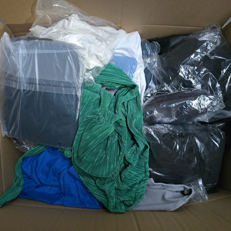 APPROXIMATELY 35 ASSORTED CLOTHING ITEMS IN VARIOUS SIZES, STYLES & COLOURS TO INCLUDE TOPS, SWEATERS, DRESSES, ETC - COLLECTION ONLY