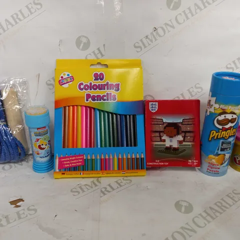 BOX OF APPROX 20 ASSORTED TOYS TO INCLUDE - ARTBOX 20 COLOURING PENCILS - ENGLAND CONSTRUCTION TOY - PLAY DOH IN PURPLE ECT