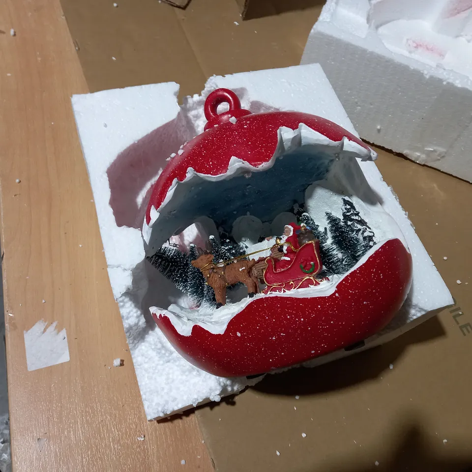 CHRISTMAS SCENE ORNAMENT - SANTA 