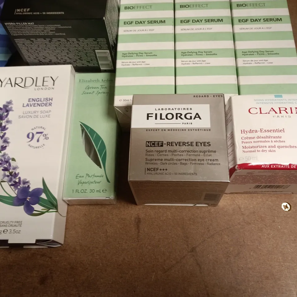APPROXIMATELY 30 ASSORTED HEALTH & BEAUTY COSMETICS: FILORGA HYDRA-FILLER MAT & NCEF-REVERSE EYES, BIOEFFECT DAY SERUM, CLARINS HYDRA-ESSENTIEL, YARDLEY LAVENDER SOAP, ELIZABETH ARDEN GREEN TEA SPRAY,