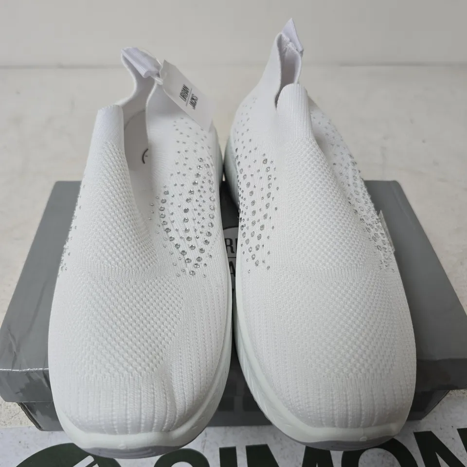 BOXED URBAN JACKS NEGRONI TRAINERS, WHITE - SIZE 6 