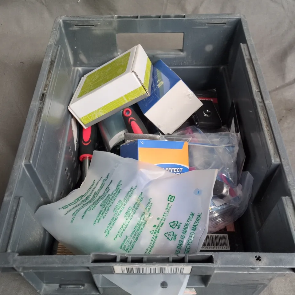 APPROXIMATELY 8 ASSORTED VEHICLE PARTS & ACCESSORIES