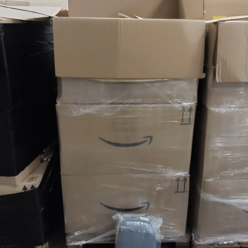 PALLET OF ASSORTED ITEMS INCLUDING: SMALL SUITCASE, HIKING SOCKS, HARD DRIVE, PHONE CASE, CALANDER, STRAWS, PUZZLES,  BEACH BAG