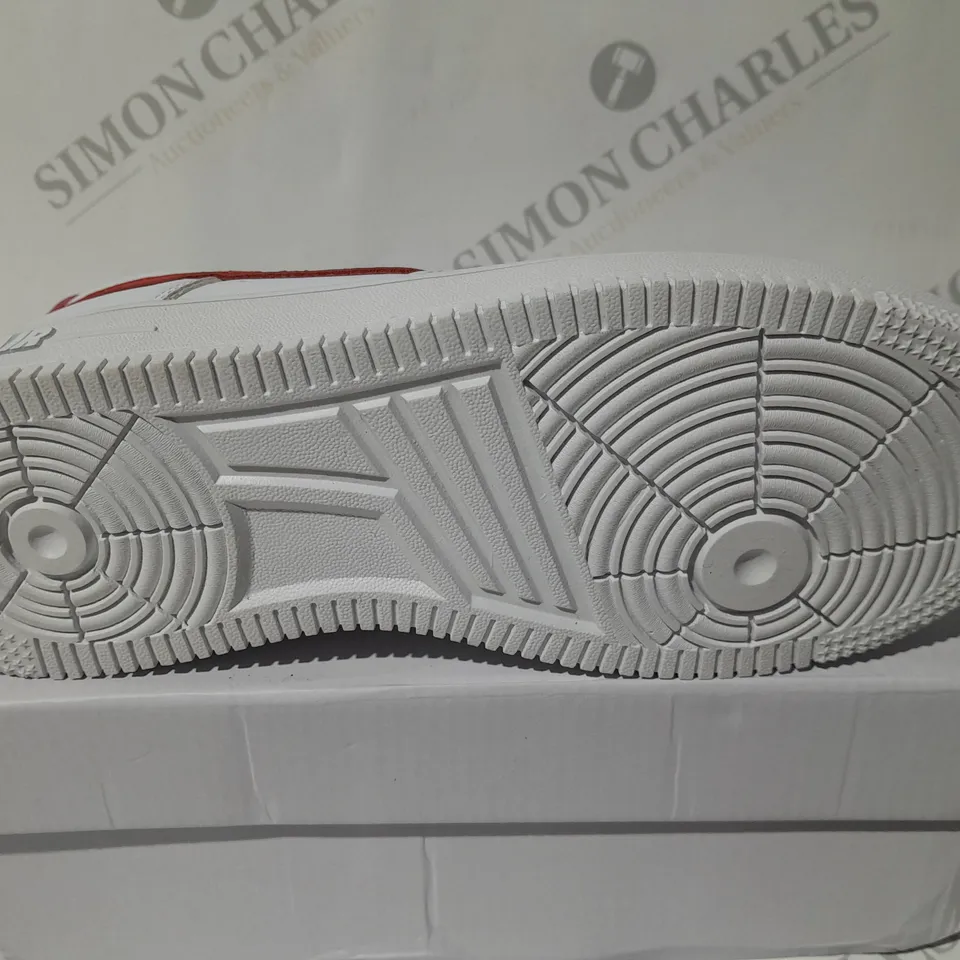 NIKE AIR FORCE 1 TRAINERS IN WHITE - SIZE 40