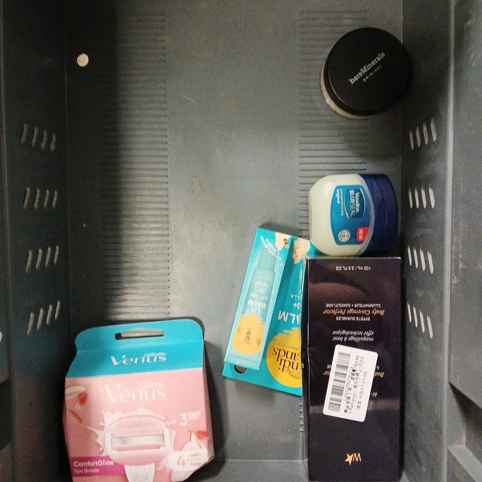 APPROXIMATELY 20 ASSORTED HEALTH & BEAUTY PRODUCTS TO INCLUDE PLOUISE BAD BITCH ENERGY LIP DUO, BED HEAD HAIR SMOOTHING CREAM, LANEIGE MATCHA BUBBLE TEA LIP GLOWY BALM, ETC