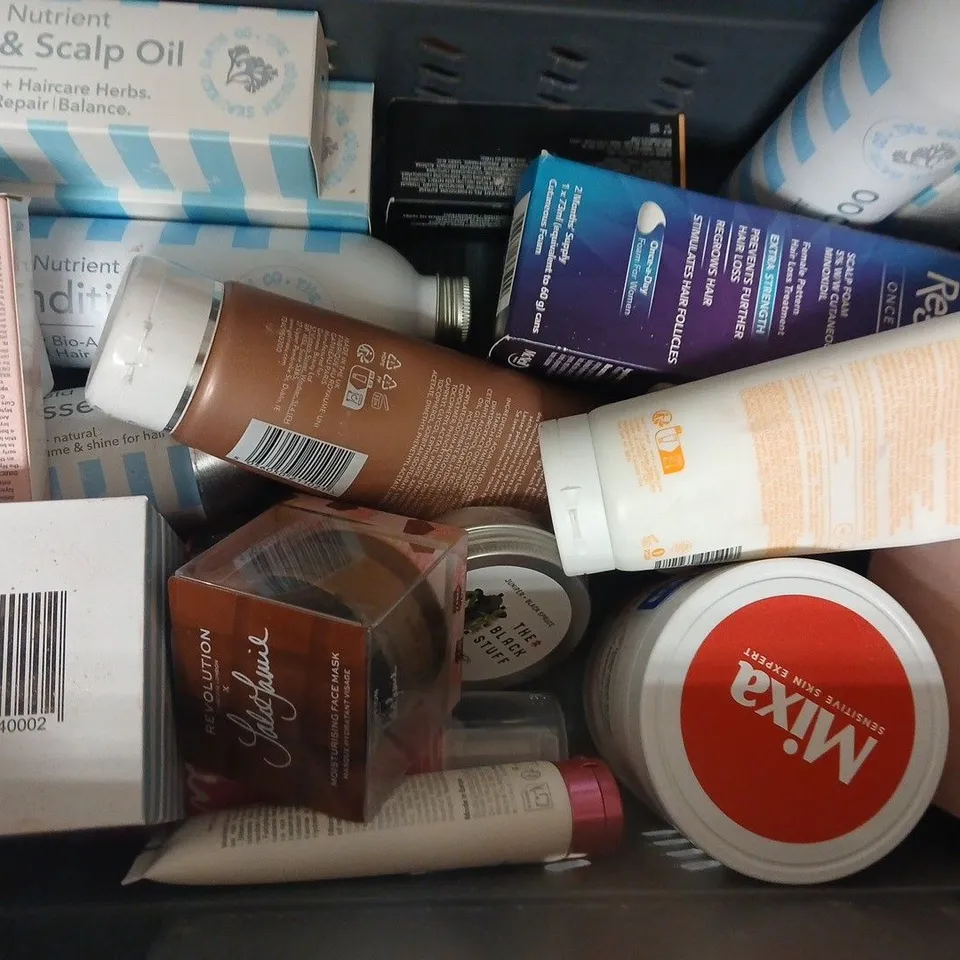 APPROXIMATELY 15 ASSORTED COSMETIC ITEMS INCLUDING VARIOUS MAKES AND BRANDS - COLLECTION ONLY