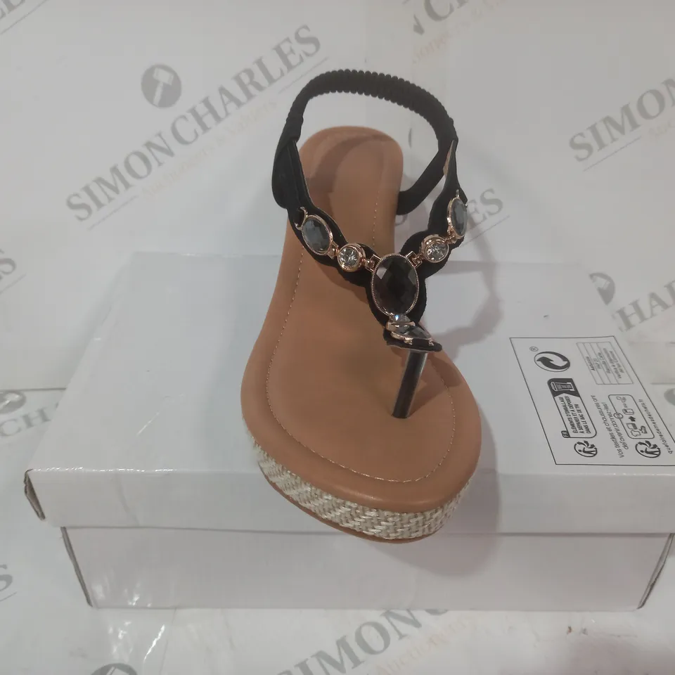 BOXED PAIR OF DESIGNER TOE POST WEDGE SANDALS IN BLACK EU SIZE 40