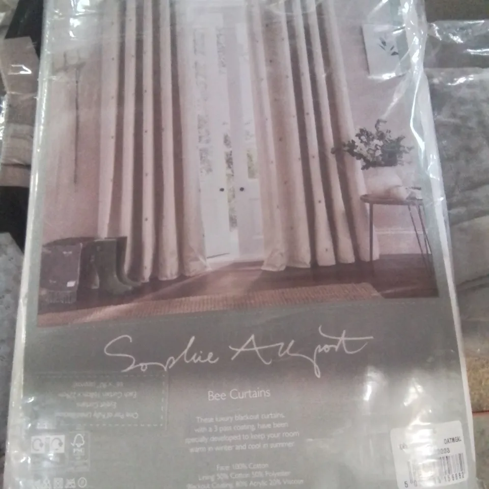 LOT CONTAINING VARIOUS CURTAINS DUVET COVERS ETC. (SIZES AND COLOURS VARY)