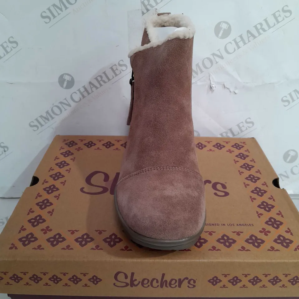 BOXED PAIR OF SKECHERS ANKLE BOOTS IN MUSHROOM, UK SIZE 5