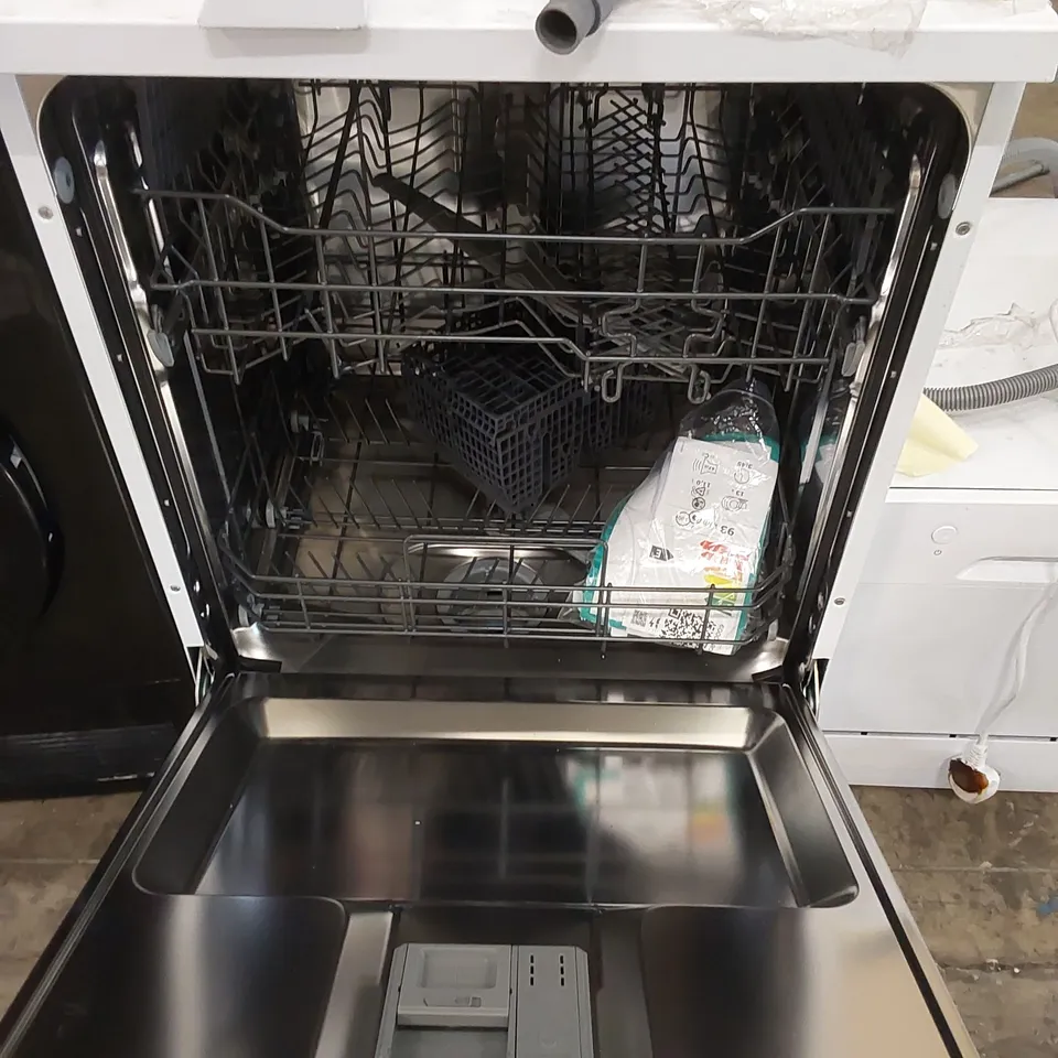 HISENSE FREESTANDING STANDARD DISHWASHER IN WHITE, MODEL: HS622E90WUK