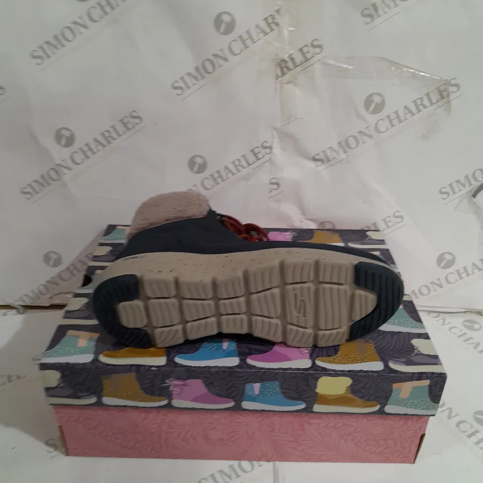 BOXED SKECHERS GO WALK SHERPA LINED OTOS SIZE 6