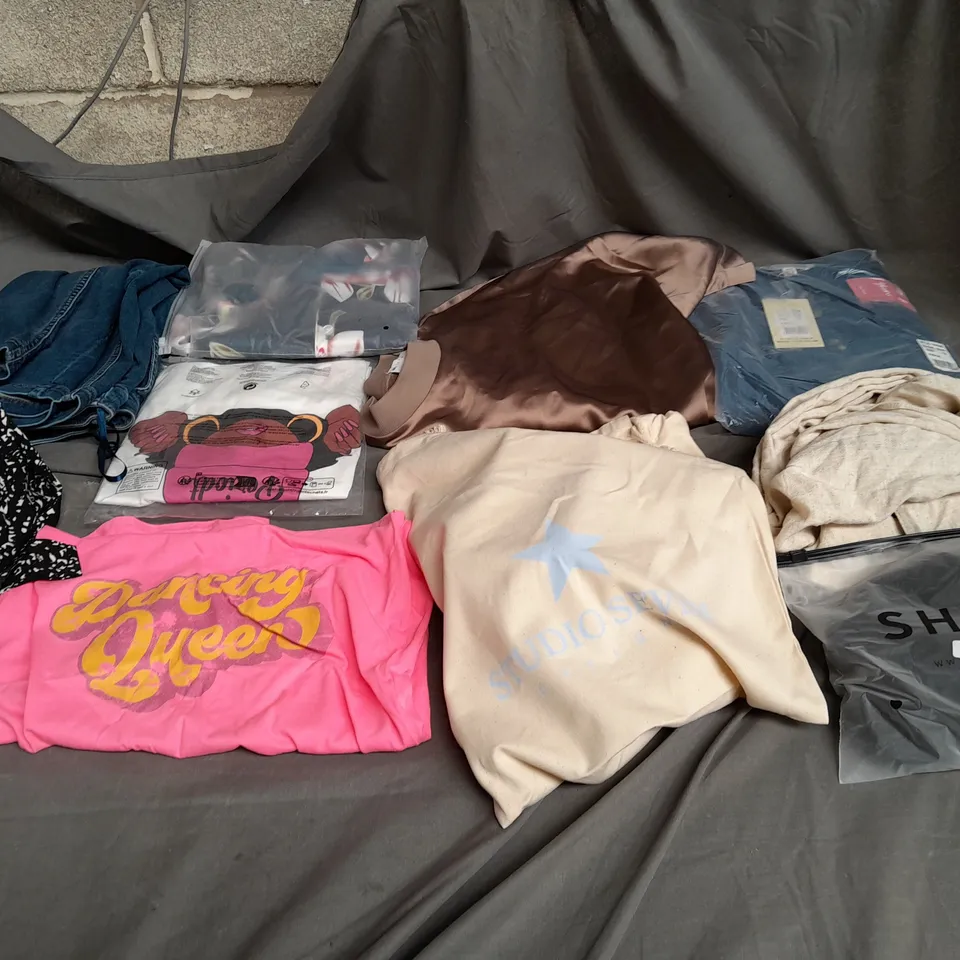 BOX OF APPROXIMATELY 18 ASSORTED ITEMS TO INCLUDE - DRESSES , JUMPERS , AND  T-SHIRTS ETC