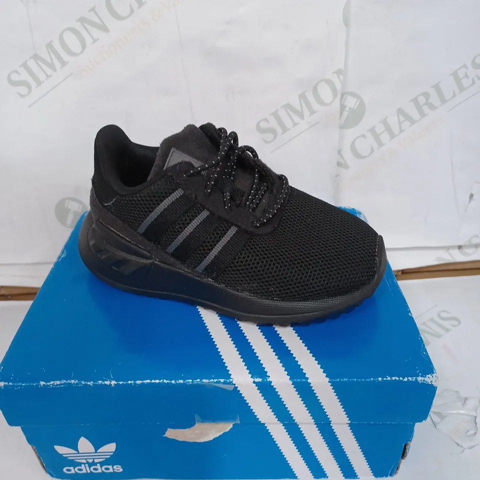 BOXED PAIR OF ADIDAS ORIGINALS FW8275 TODDLERS LITE TRAINERS - BLACK / SIZE: 6K UK 