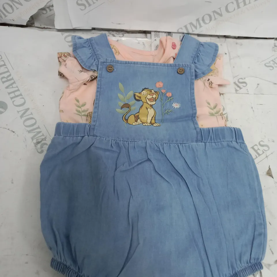 LOT OF APPROXIMATELY 25 BABY ITEMS INCLUDING NIGHT SETS, T-SHIRTS, JUMPERS 