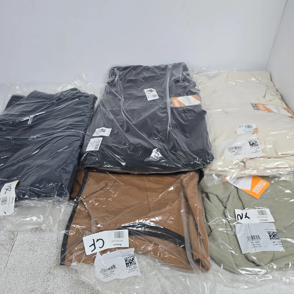 APPROXIMATELY 22 ASSORTED BRAND NEW REGATTA CLOTHING ITEMS IN VARIOUS SIZES, STYLES & COLOURS