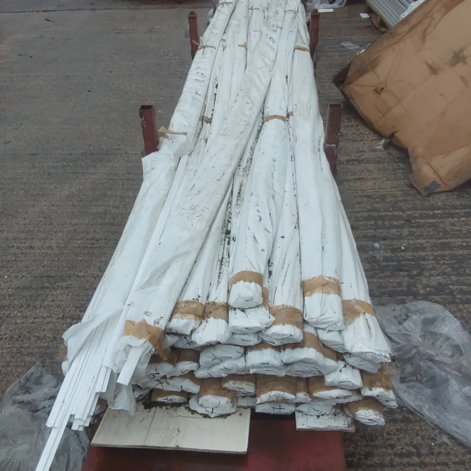 STILLAGE CONTAINING A VERY LARGE QUANTITY OF BULK UNIVERSAL TRACK 500CM // STILLAGE NOT INCLUDED