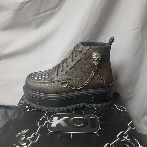 BOXED KOI CHAINED UP ENVY SKULL HARDWARE PLATFORM BOOTS IN BROWN - UK 6
