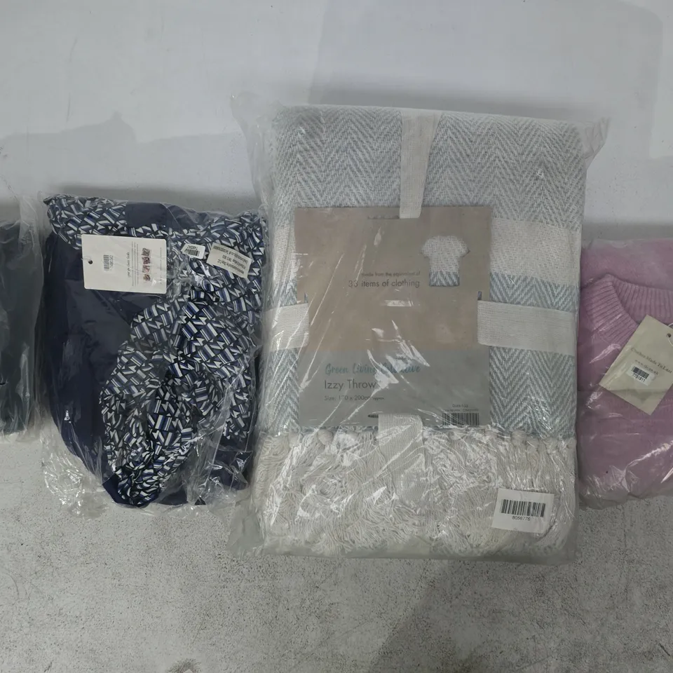 BOX OF APPROXIMATELY 20 ASSORTED HOUSEHOLD ITEMS TO INCLUDE VARIOUS CLOTHING AND BEDDING ITEMS - SIZES VARY