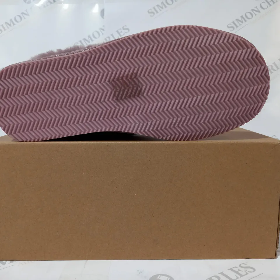 BOXED PAIR OF DESIGNER SHEEPSKIN SLIPPERS IN BLUSH SIZE UNSPECIFIED