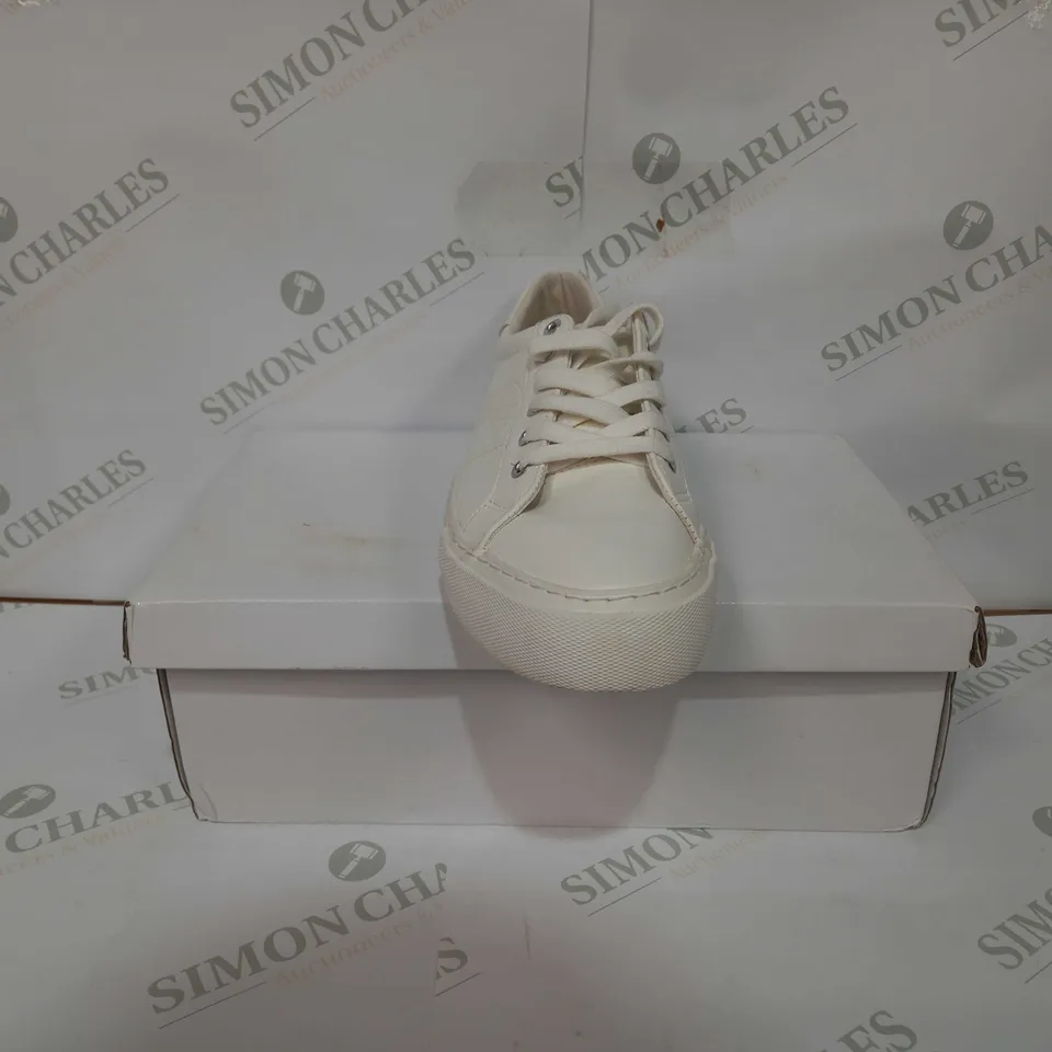KG KURT GEIGER KACE IN WHITE - EU 42