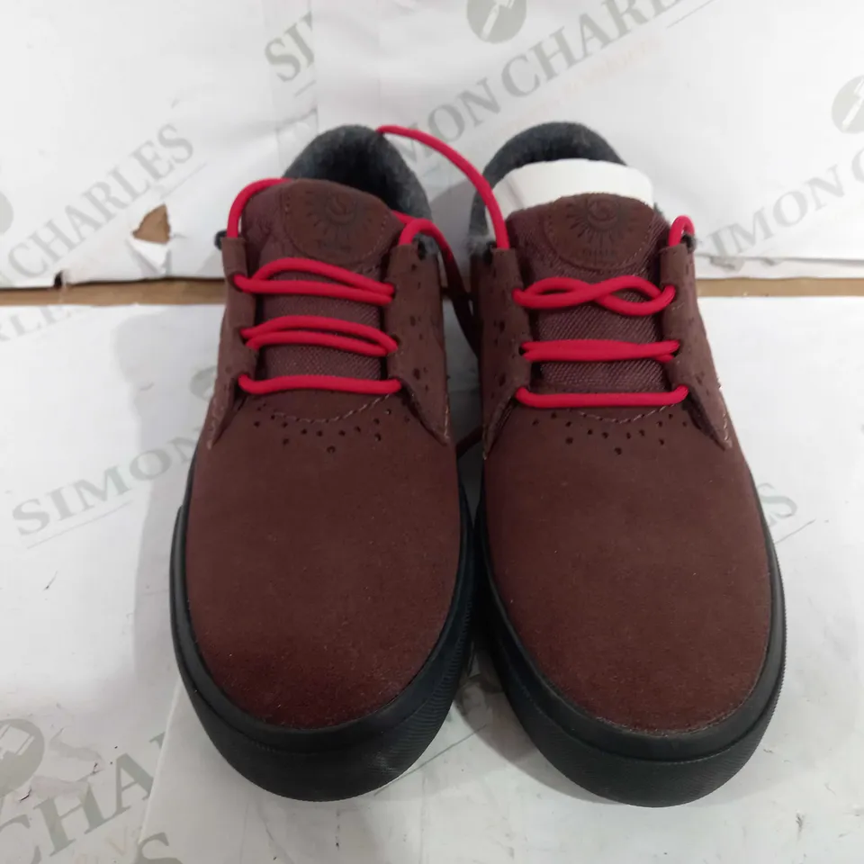 PAIR OF NIKE SB SHANE O'NEIL CANVAS SHOES IN BROWN - UK 6