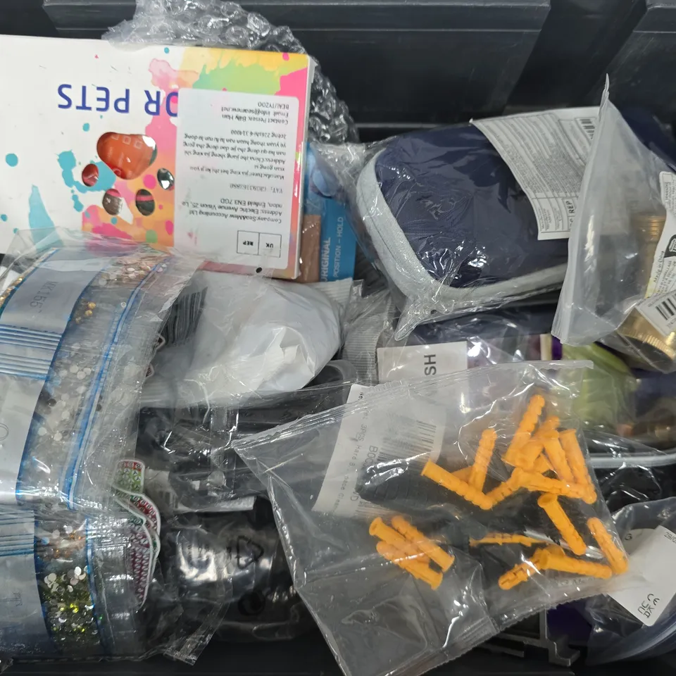 APPROXIMATELY 15 ASSORTED HOUSEHOLD ITEMS TO INCLUDE SMALL SCREWDRIVER SET, HOSE TOOL END, UMBRELLA, ETC