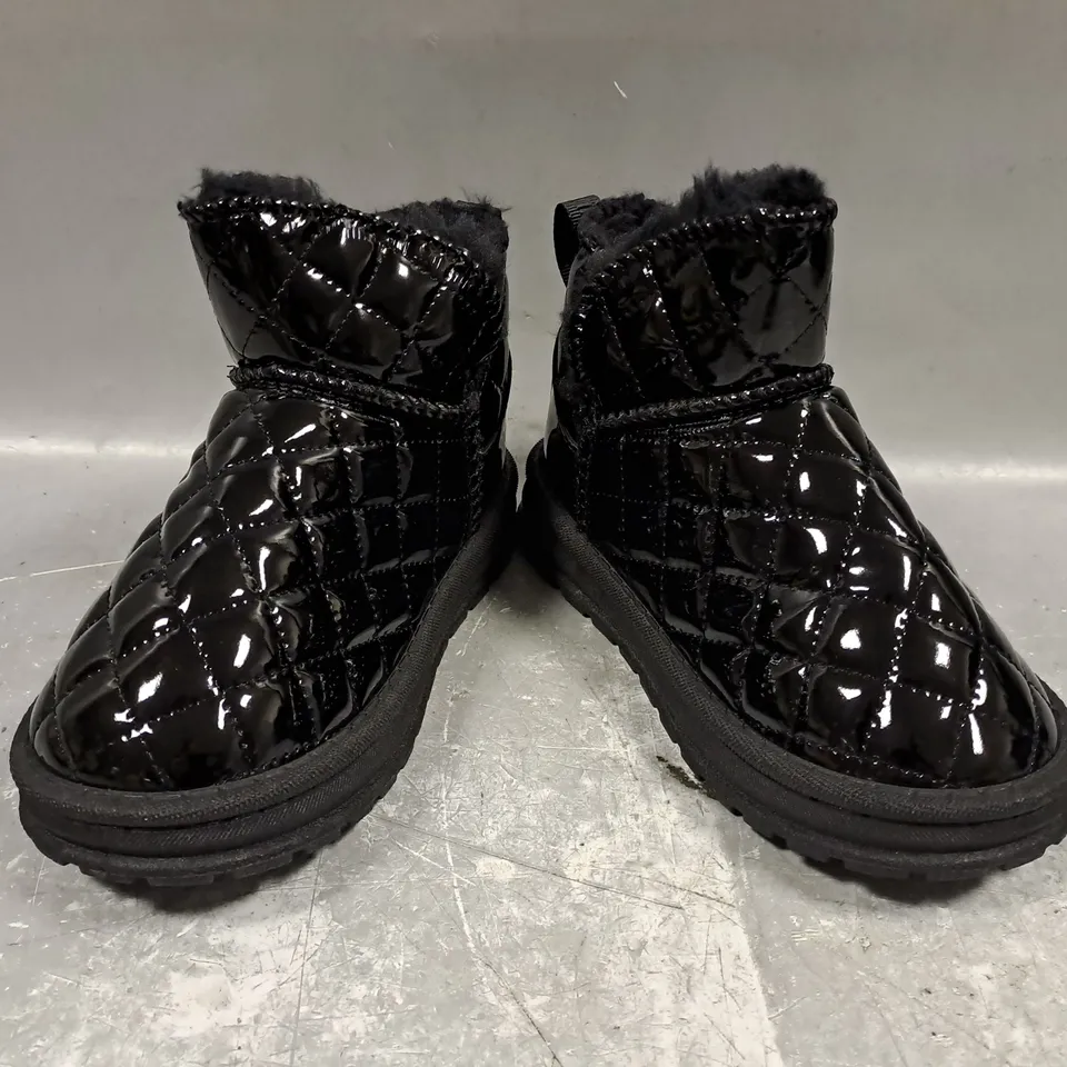 BOXED PAIR OF UNBRANDED KID'S QUILTED ANKLE BOOTS IN BLACK EU SIZE 31