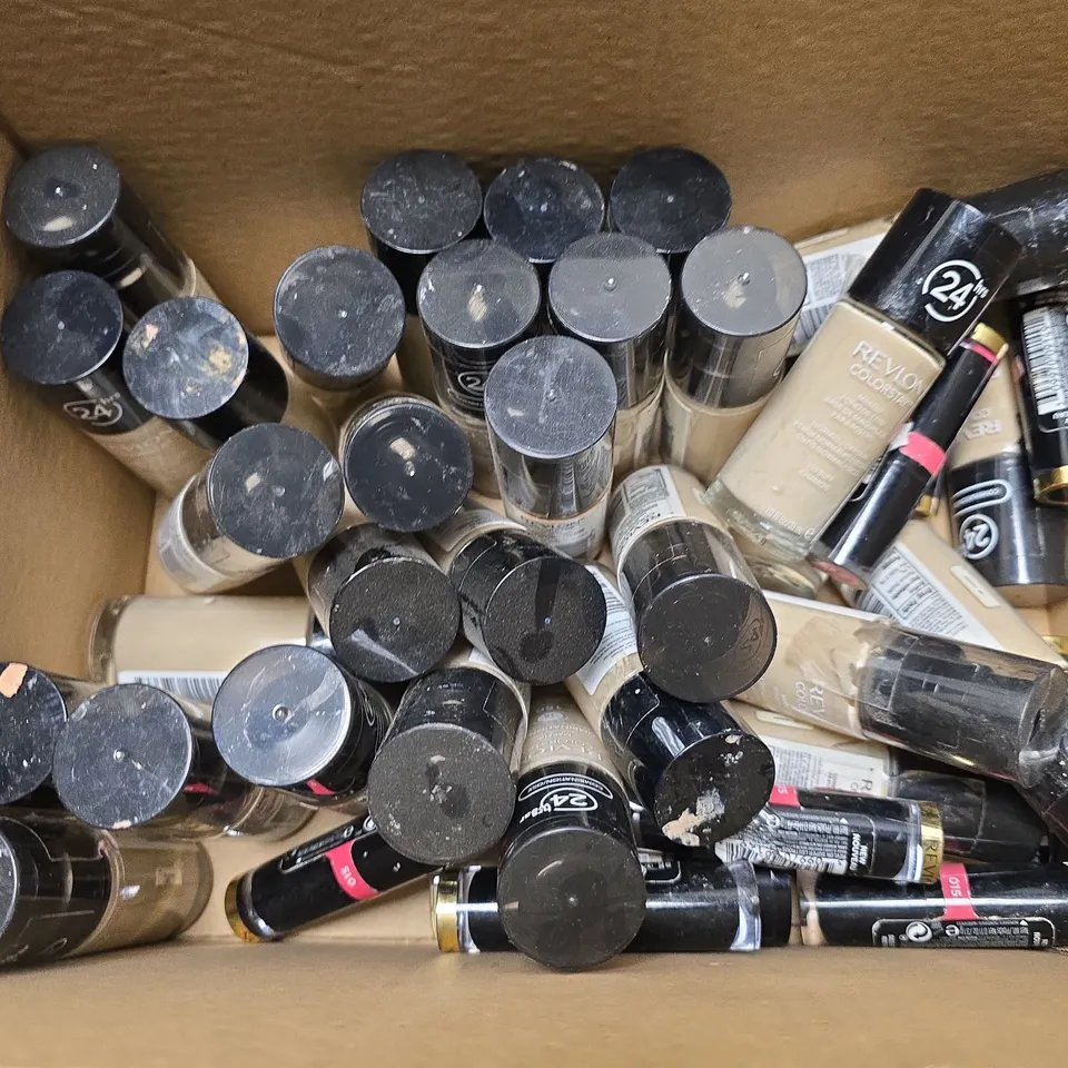 BOX OF APPROXIMATELY 19 ASSORTED REVLON ITEMS TO INCLUDE - COLOURSTAY MAKEUP 150 , 015 LIPSTICK 