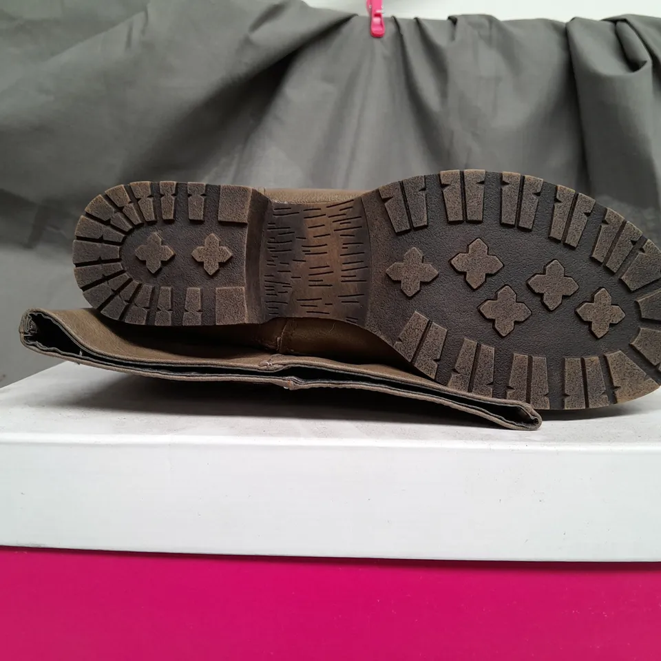 BOX OF APPROX 12 JUST FAB HIGH TOP BOOTS IN BROWN WITH VARIOUS SIZES