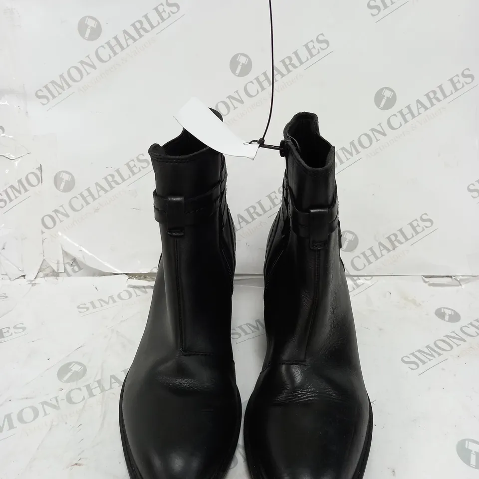 CLARKS BLACK FAUX LEATHER BOOTS SIZE 7