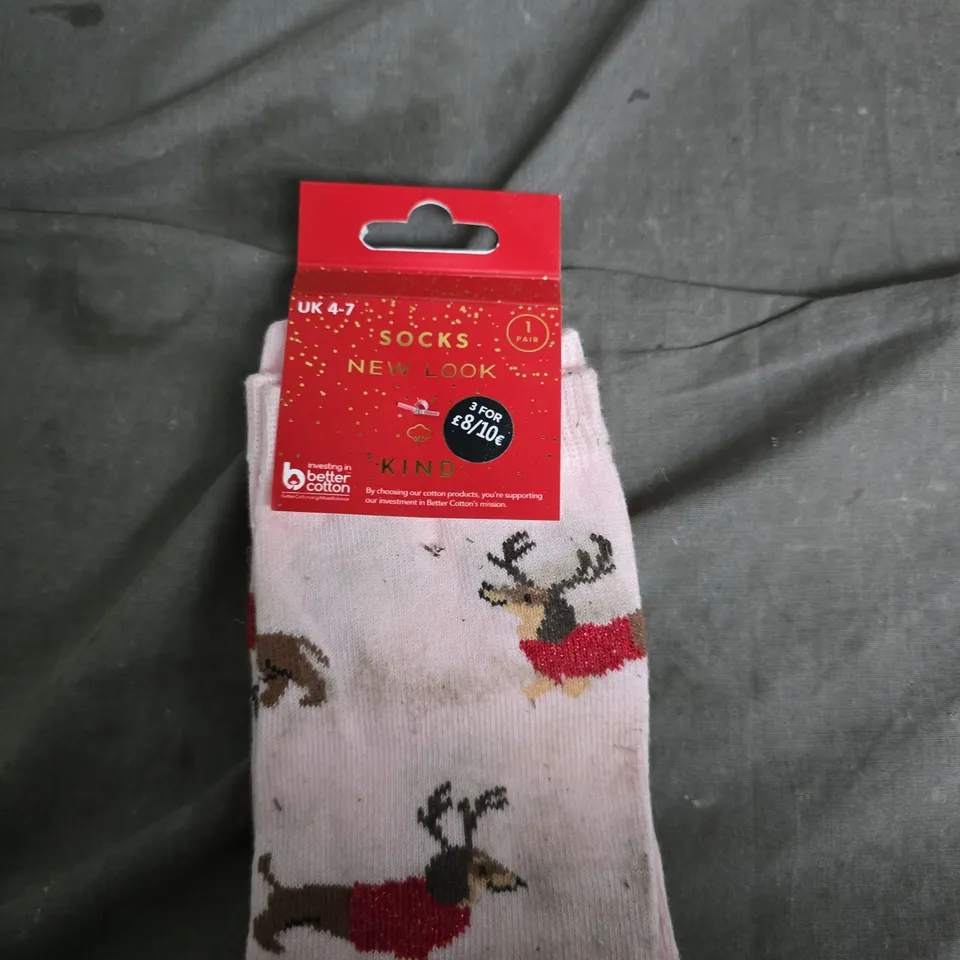 BOX OF APPROXIMATELY 12 ASSORTED CLOTHING ITEMS TO INCLUDE: WOMEN'S SMART PANTS AND SOCKS