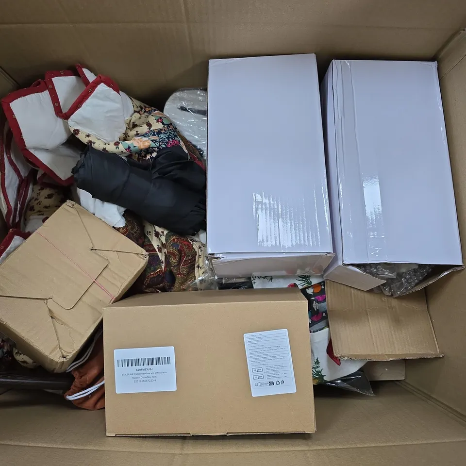 APPROXIMATELY 10 ASSORTED HOUSEHOLD PRODUCTS TO INCLUDE WATER BOTTLE, VACUUM CLEANER PARTS, OFFICE DRAGON DECOR PIECE, ETC - COLLECTION ONLY