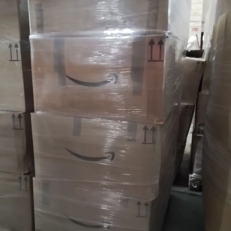 PALLET CONTAINING A LARGE QUANTITY OF LIGHT BULBS