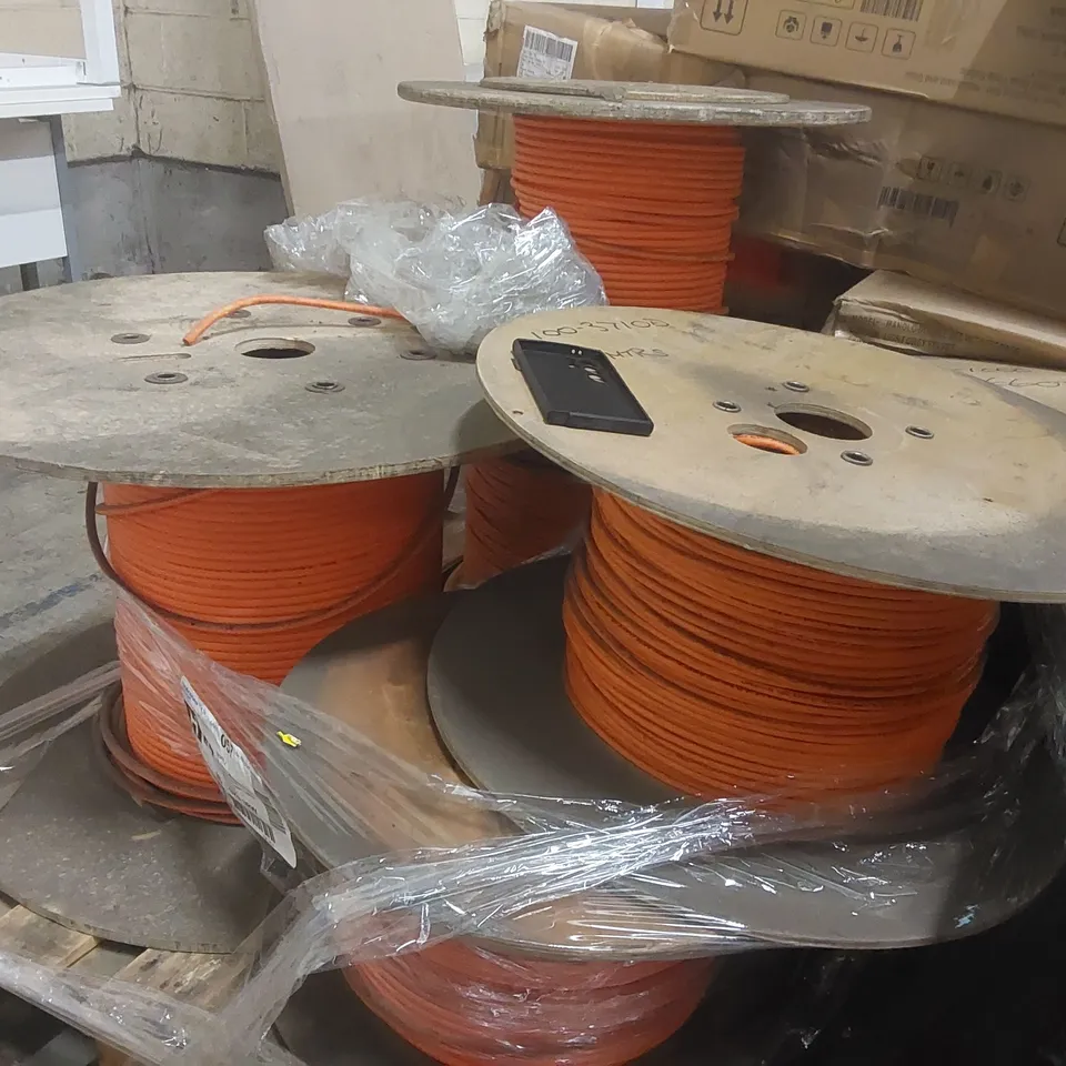 PALLET CONTAINING A VERY LARGE QUANTITY OF ASSORTED CABLES