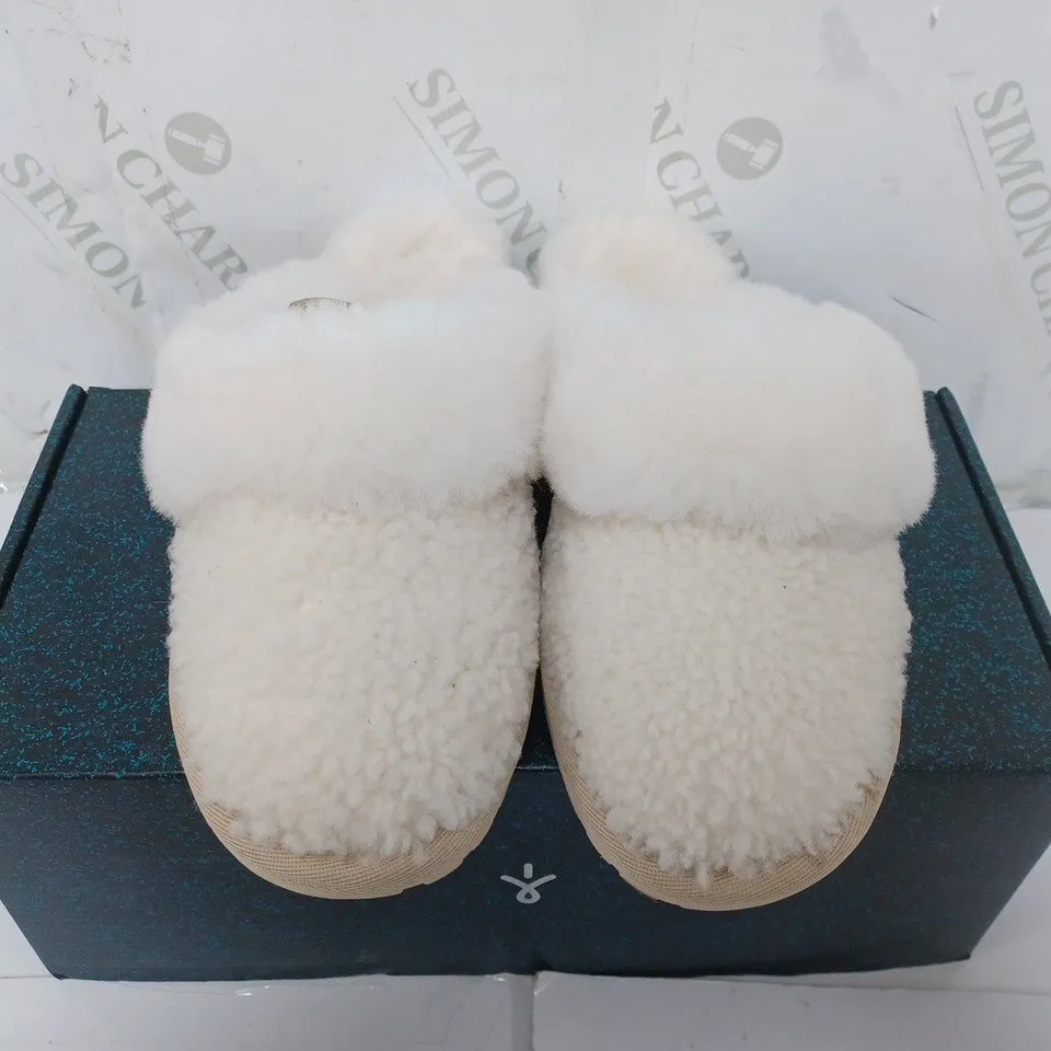 BOXED EMU AUSTRALIA SLIPPERS IN CREAM - W7/M8