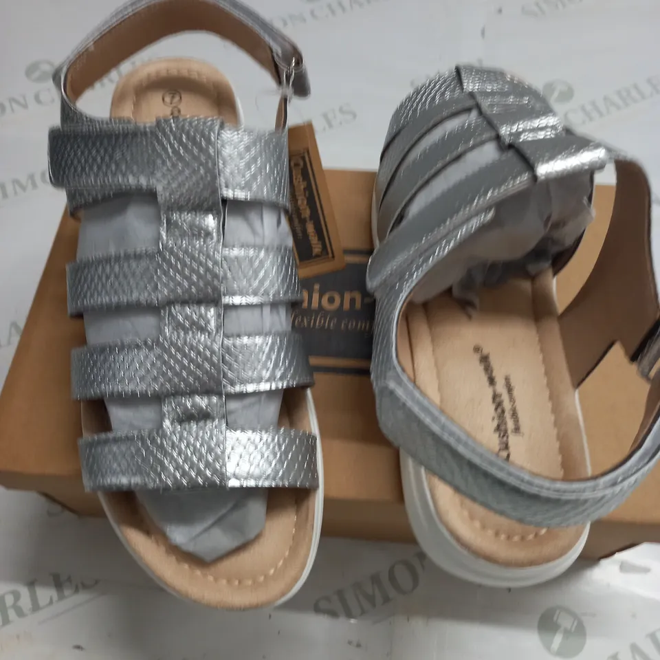 BOXED PAIR OF CUSHION WALK ONE TOUCH CLOSE SANDALS IN SILVER - SIZE 7