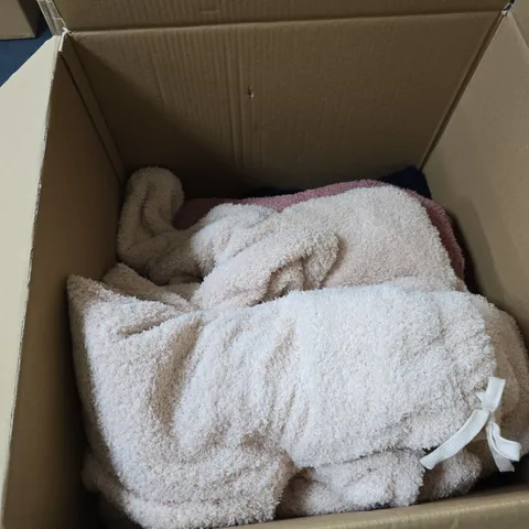 BOX OF APPROXIMATELY 15 ASSORTED CLOTHING ITEMS IN VARIOUS STYLES, COLOURS AND SIZES 