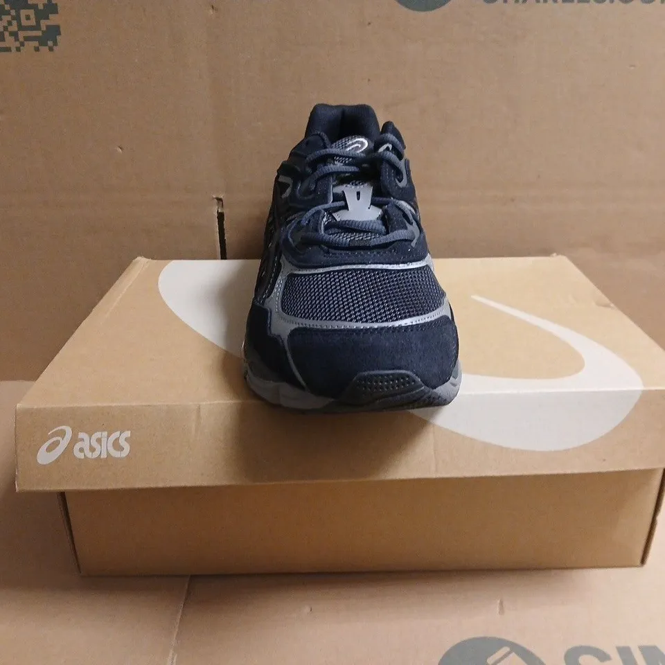 BOXED PAIR OF ASICS GEN-NYC TRAINERS IN BLACK/GREY SIZE UK 8