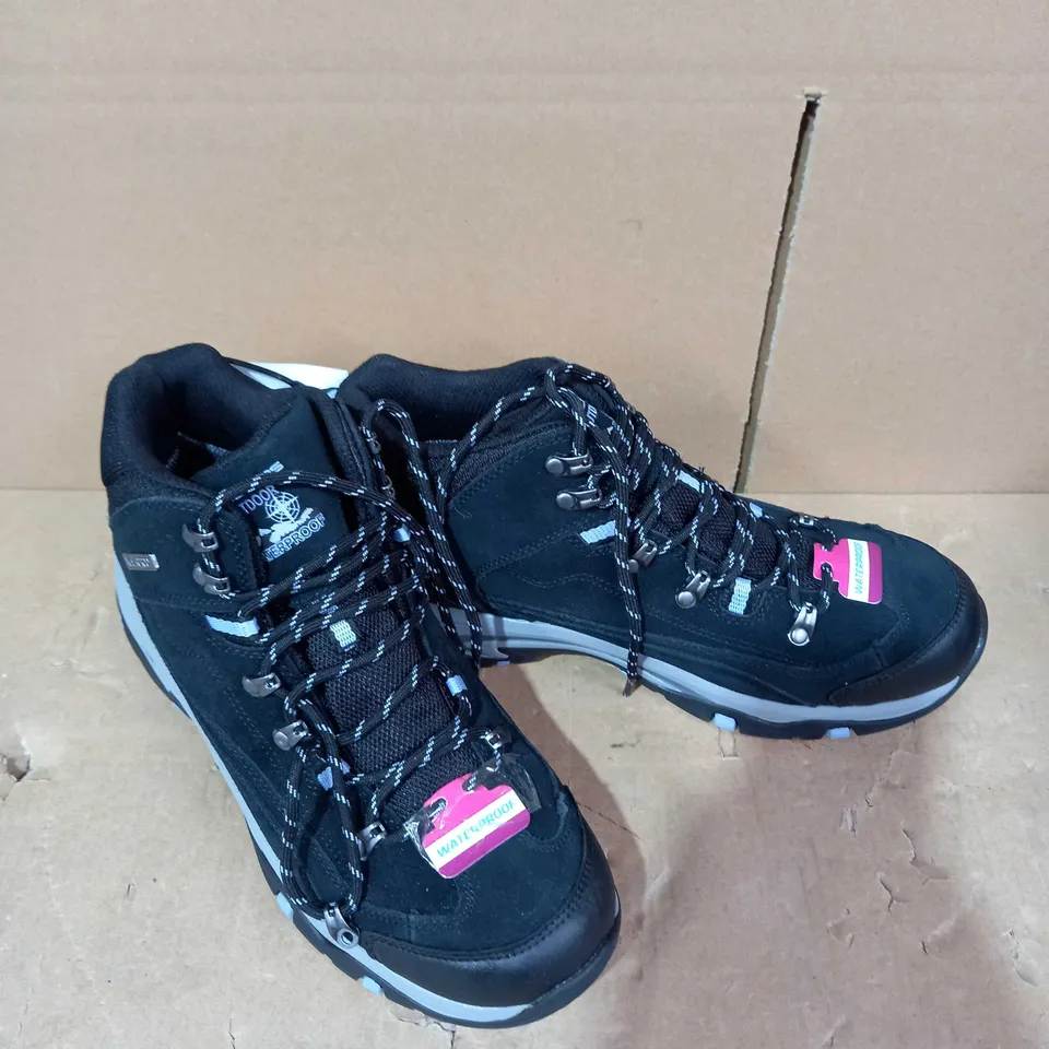 SKECHERS BLACK & GREY LACE-UP WALKING/HIKING BOOTS - UK SIZE 7
