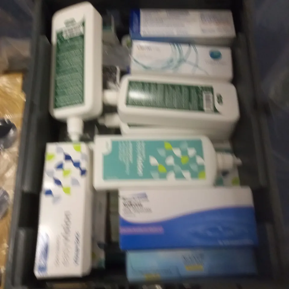 LARGE QUANTITY OF ASSORTED EYECARE ITEMS TO INCLUDE SPECSAVERS, ACUVUE AND BAUSCH AND LOMB 