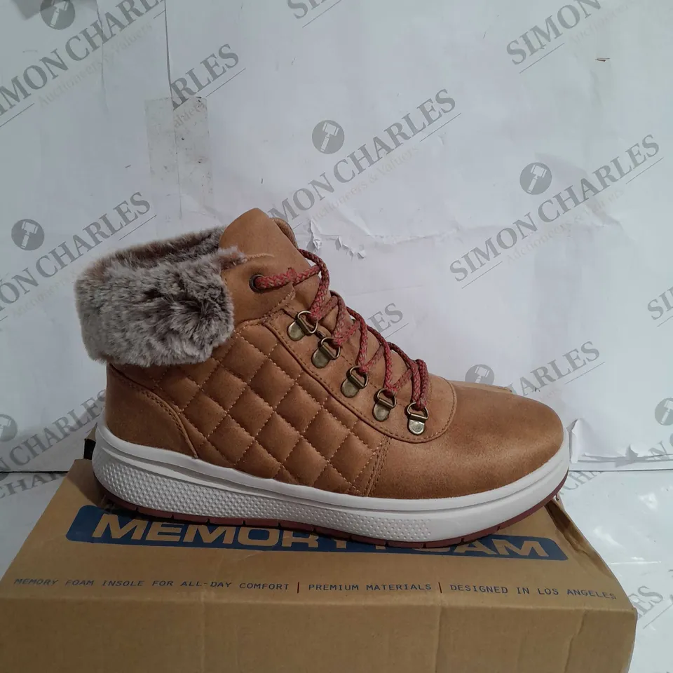 BOXED PAIR OF SKECHERS BOBS SKIPPER WAVE DIAMOND QUILTS BOOTS IN CHESTNUT UK SIZE 5