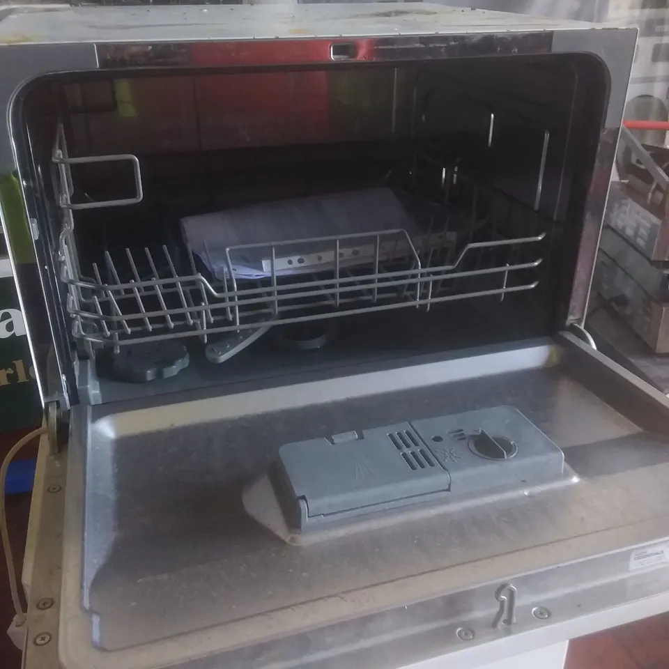 WHITE DISH WASHER 