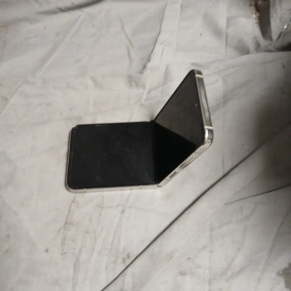 Samsung Galaxy Flip 6 Smartphone 